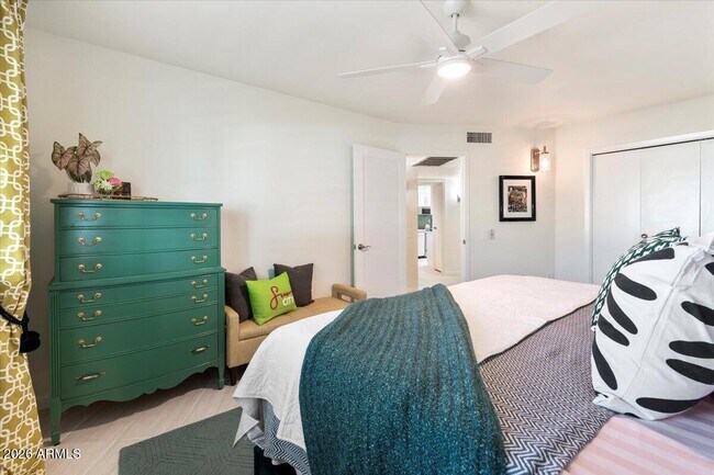 Building Photo - 10129 W Campana Dr