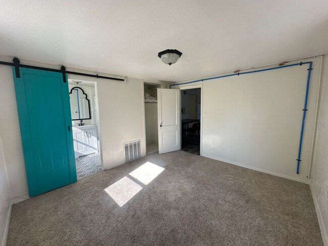 Building Photo - Attached one car garage! Pet Friendly!