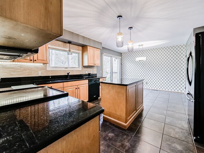 Building Photo - Welcome to this spacious single-family hom...