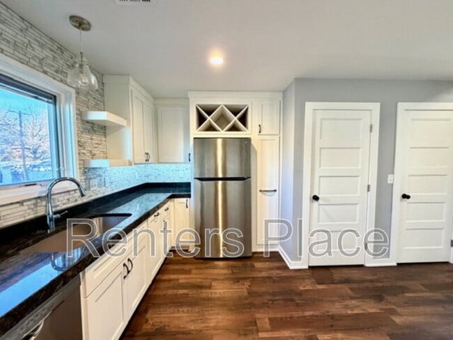 Building Photo - 415 S Victor Ave