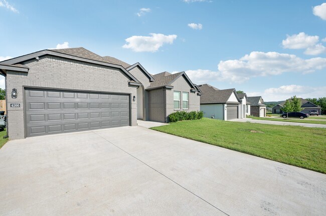 Building Photo - 4266 W Vlg Pk Dr
