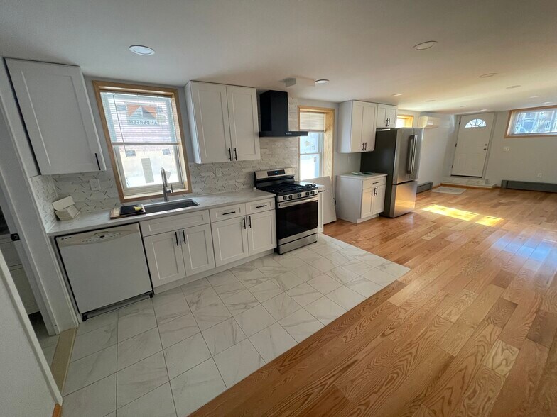 Building Photo - 2544 Yates Ave