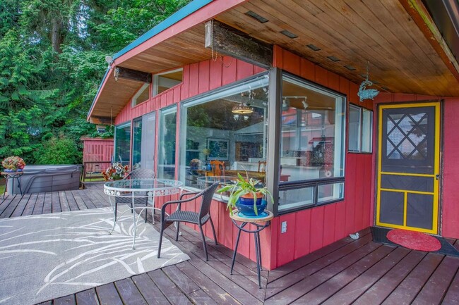 Building Photo - Gorgeous Langley Home With Water View and ...