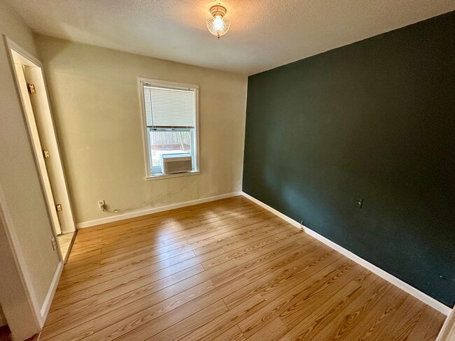 Building Photo - charming 1-bedroom, 1-bathroom home locate...