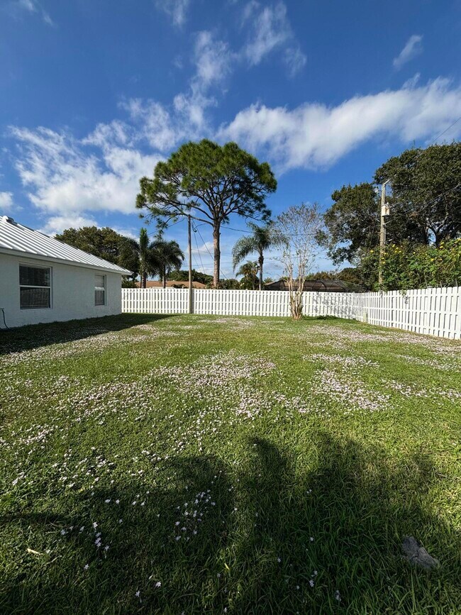 Building Photo - 2109 SE Trillo St