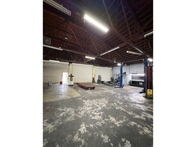 Building Photo - Automotive Commercial Warehouse for Lease