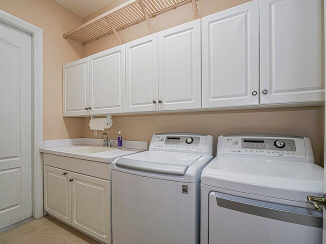 Building Photo - 4570 Bridgepointe Way
