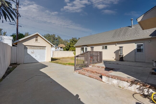 Building Photo - Spacious 4 BR 3 BA Home in Prime West L.A.
