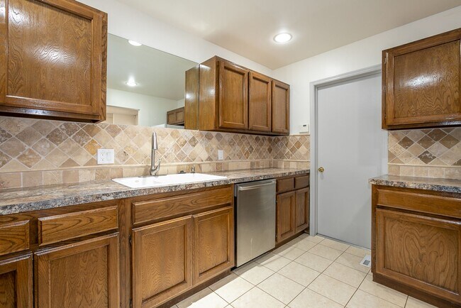 Building Photo - 3 Bed | 2 Bath Duplex in Central Tulsa!