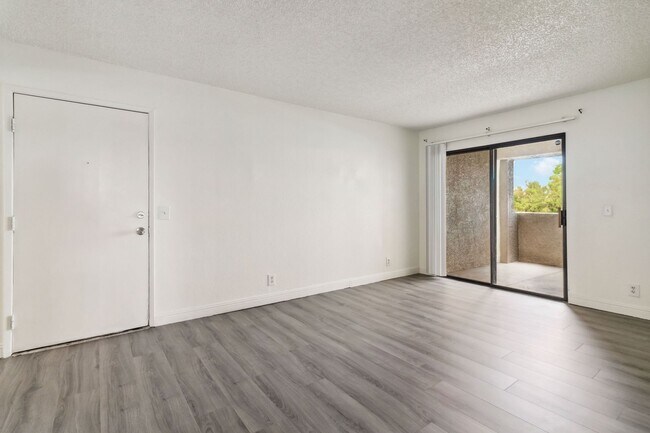 Building Photo - Updated 3 Bedroom Condo in Desert Shores V...