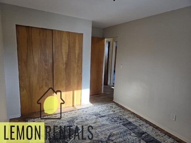 Building Photo - 1302 S 16th Ave