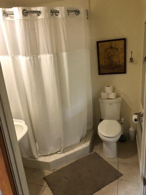 Shower n toilet. - 639 Oak Ave