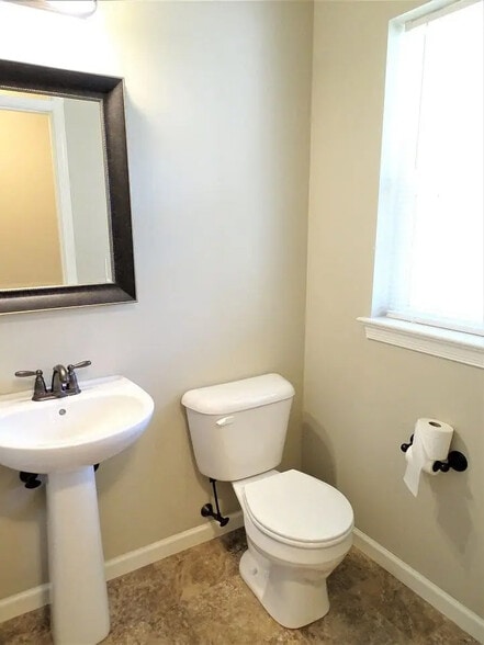 Building Photo - 945 Woodridge Dr