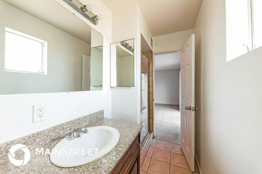 Building Photo - 3640 N 49th Dr