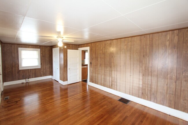 Building Photo - Bush Hills Beauty - 3 Bedroom 2 Bath