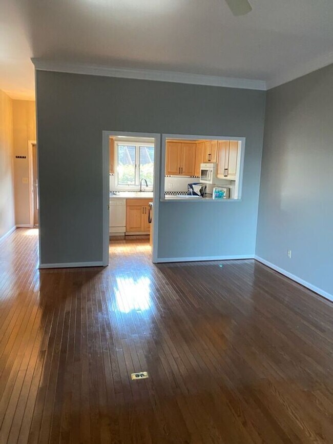 Building Photo - Condo Rental in Great Asheville Location!