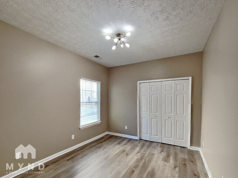 Building Photo - 8315 Somerset Way
