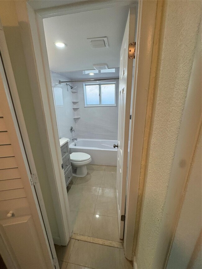 Building Photo - 151 SE 6th Ave