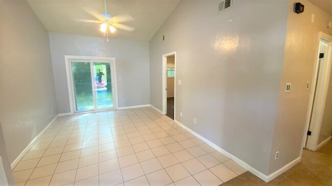Building Photo - COZY 1/1 w/ Open Floor Plan, Vaulted Ceilings, Fenced in Yard, Solid Floors, Patio, & Washer/Drye...