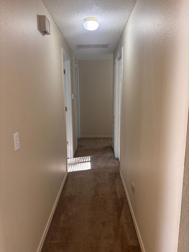 Building Photo - Spacious 4 bedroom 2 bath Home in North Al...