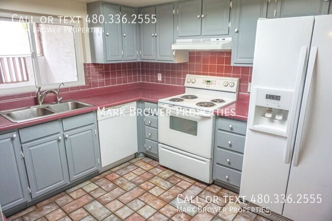 Building Photo - 3131 S Fairfield Dr