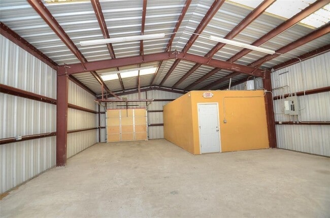 Building Photo - 6813 Bayway Dr