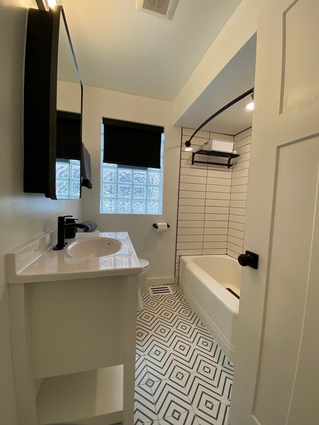 Building Photo - 221 Nordica Ave