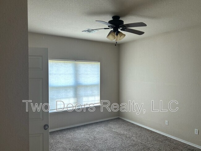 Building Photo - 5904 SE 70th St