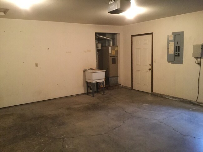 Building Photo - Eastside House, 3 Bdrm, 2 Bath, Gas Heat, ...