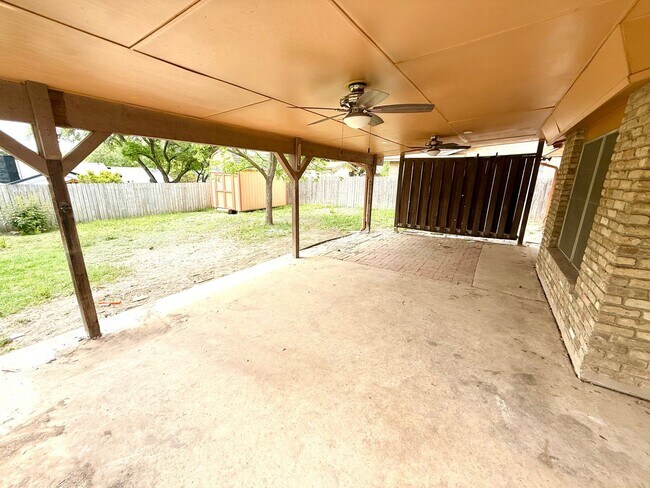 Building Photo - 4922 Lambeth Dr