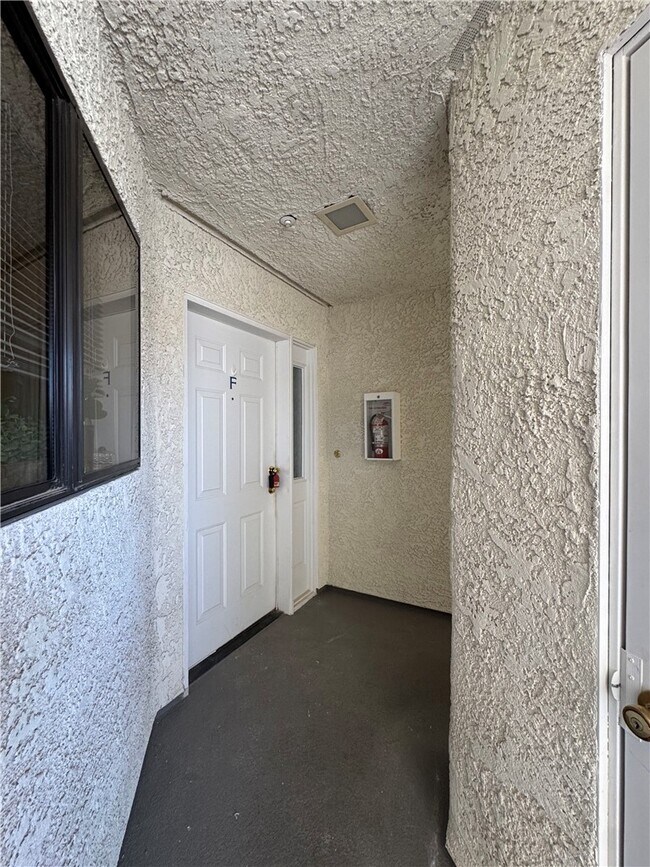 Building Photo - 2022 Merrill Ln