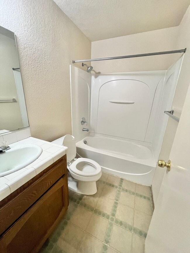 Building Photo - MUST SEE!! One Bedroom One Bath Duplex In ...