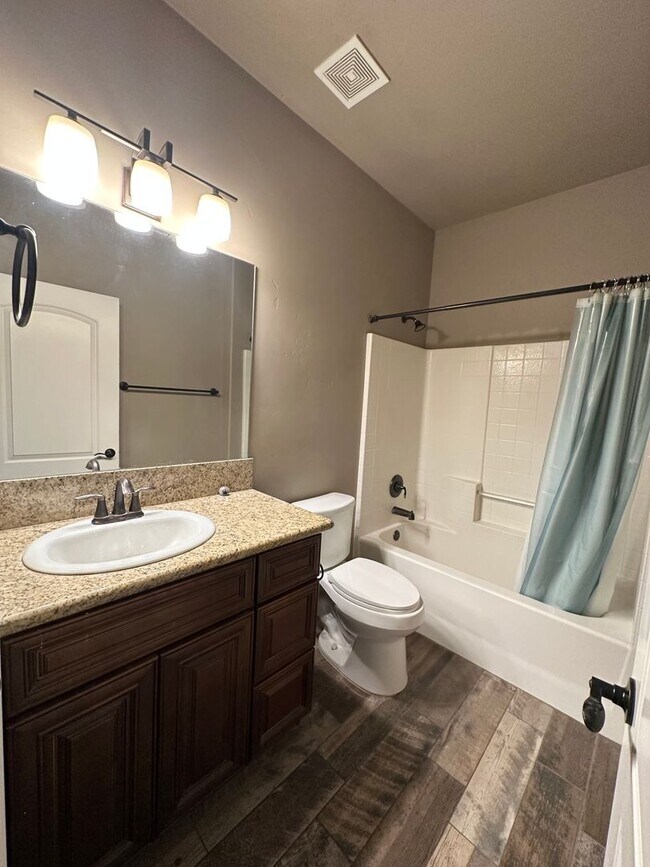 Building Photo - Gorgeous 3 bedroom, 2 bathroom home with 3 car garage