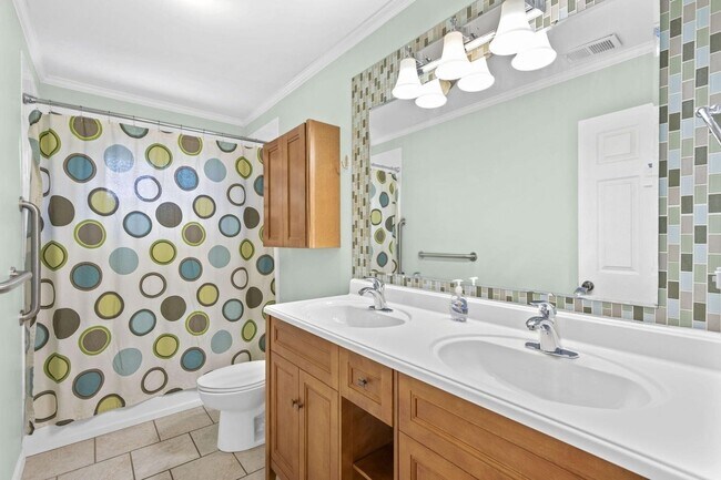 Building Photo - 4717 Brentwood Dr