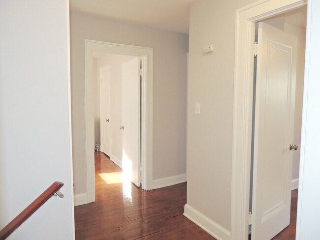 Building Photo - 3 Bedroom & 1 Full Bathroom Colonial for Rent!