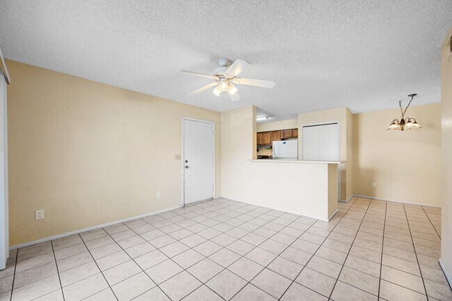 Building Photo - 533 W Guadalupe Rd