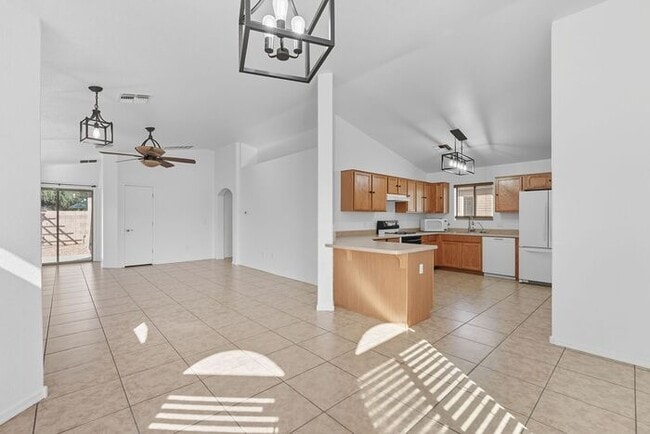 Building Photo - Bright & Inviting Tucson Home Near Davis-M...