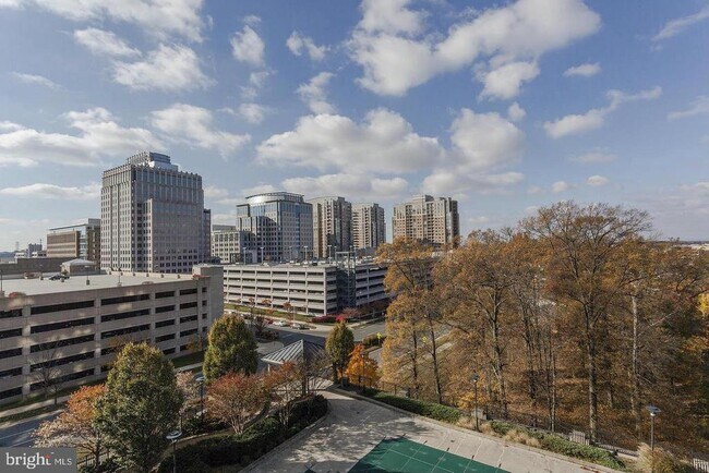 Building Photo - 1830 Fountain Dr