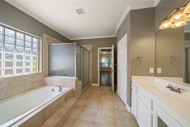 Building Photo - 1019 Monarch Oak Dr