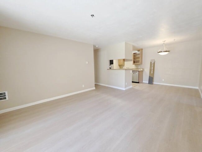 Building Photo - 880 E Fremont Ave