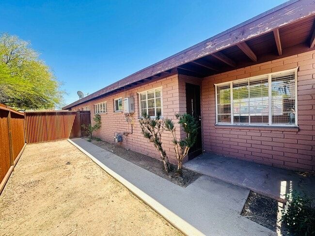 Building Photo - Desert Club Apartments