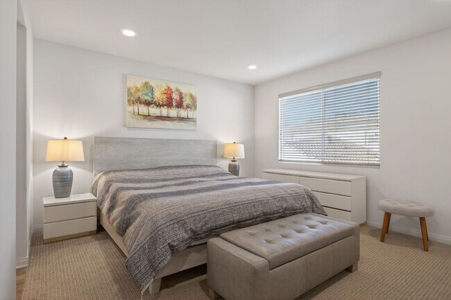 Building Photo - 3-Bed + 3.5-Bath Townhouse | Springville | Camarillo | Unfurnished