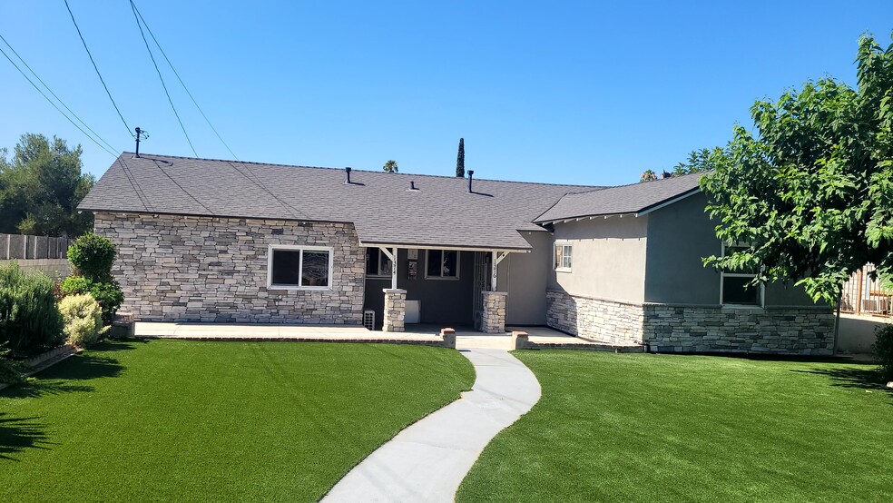 Building Photo - 1374 Villa St