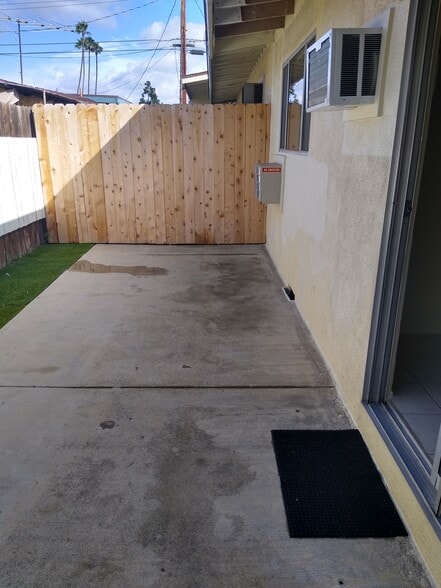 large inviting back patio - sunny - 1843 E Palmyra Ave