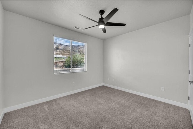Building Photo - 6 Bedroom Home by Sand Hallow State Park!! Price Reduced!!