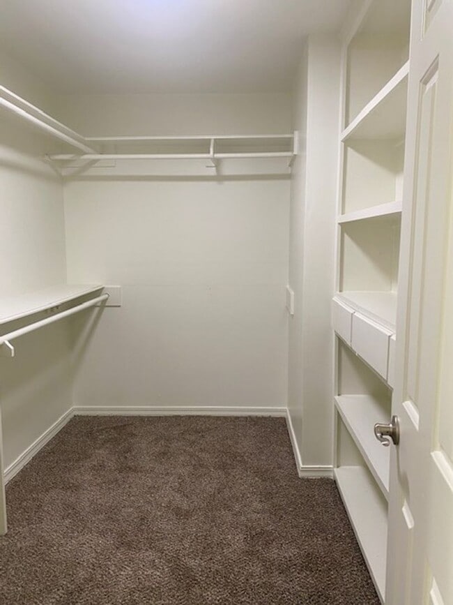 Building Photo - Garden Home