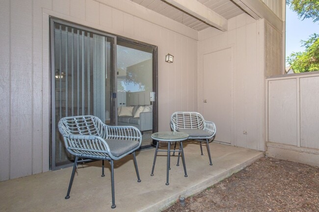 Building Photo - Beautiful and bright 2 bed 2 bath! Don't m...