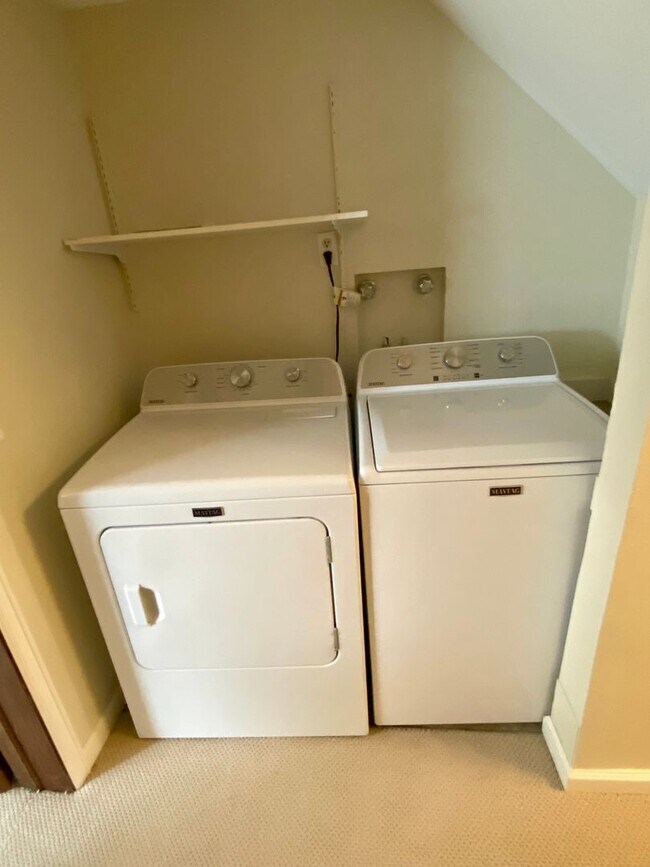 Building Photo - Sunlight and Stylish 3 Bedroom Townhouse by Wonderland Lake