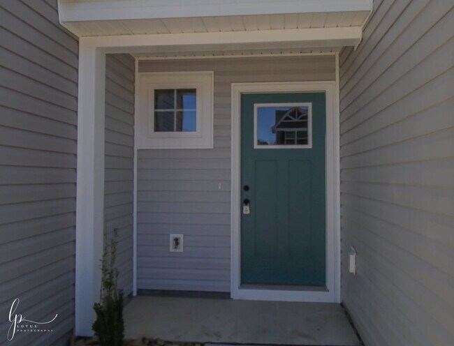 Building Photo - Modern 3-Bedroom Townhome