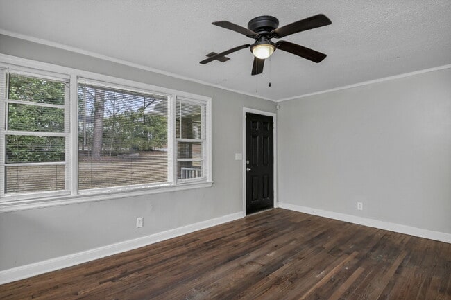 Building Photo - Cozy 2 Bedroom Home with Large Yard | Move-In Ready
